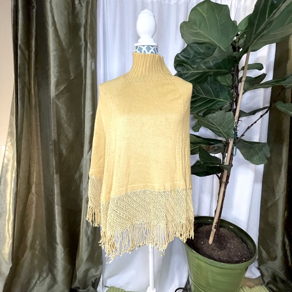 Los Andes Yellow Alpaca Poncho - Picture 1 of 14
